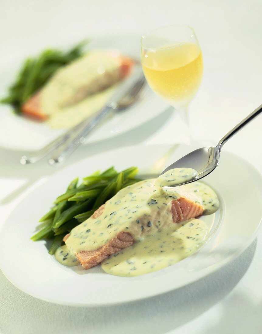 Salmon steak with parsley sauce and green beans