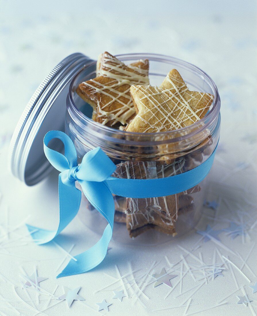 Filled, star-shaped butter biscuits in glass jar