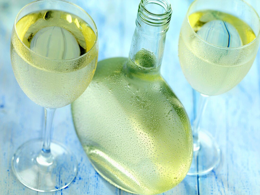 Retsina (Griechischer Weißwein) in Gläsern und Flasche