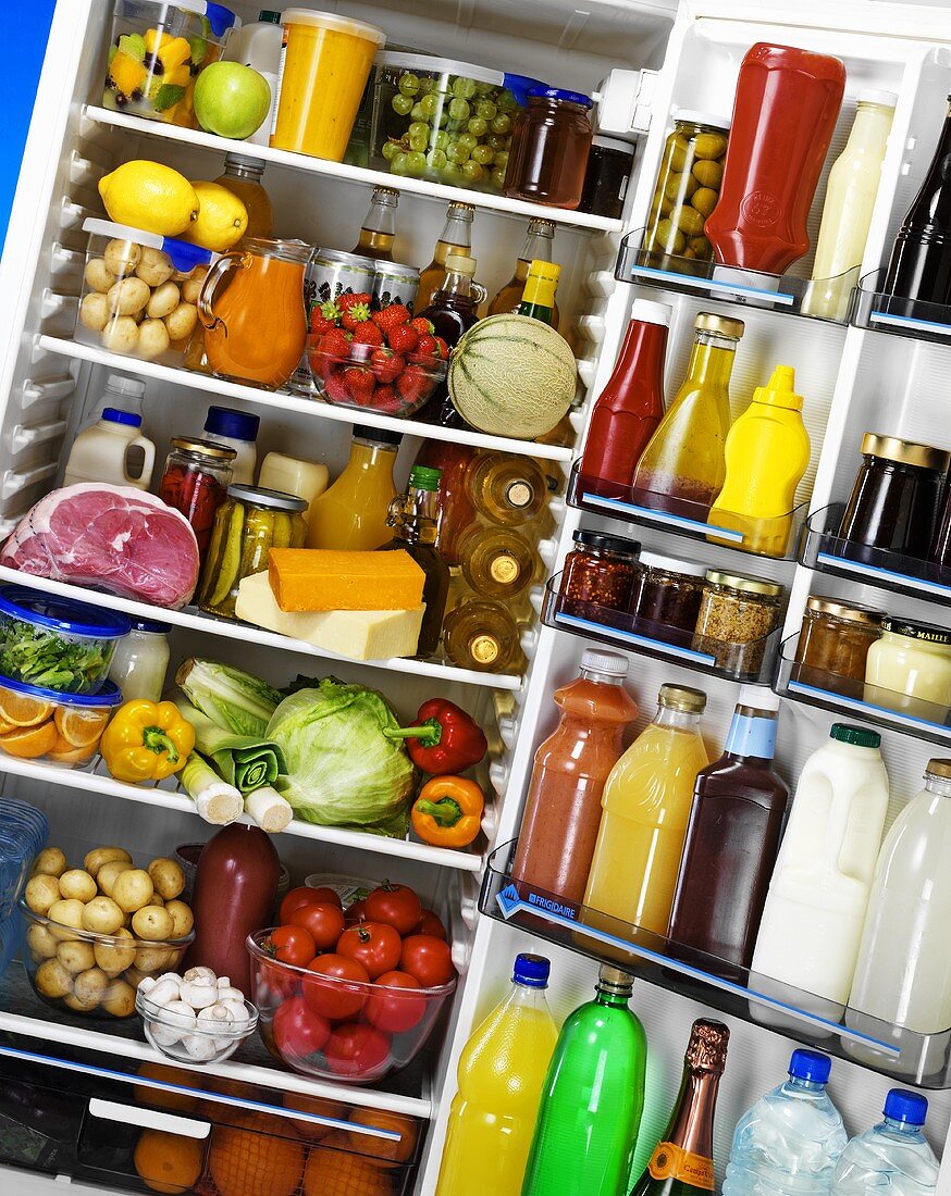 Blick auf Lebensmittel in einen Kühlschrank