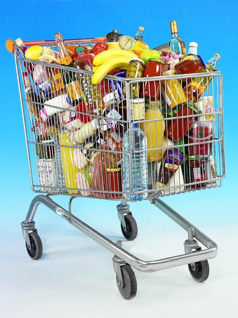 Einkaufswagen mit Lebensmitteln und Getränken
