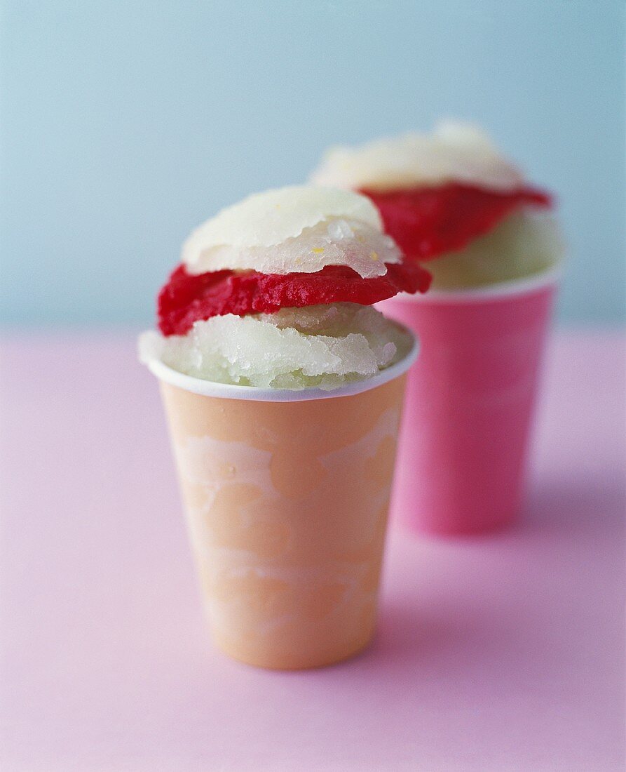 Sorbet aus Zitronen und Beeren in zwei Pappbechern