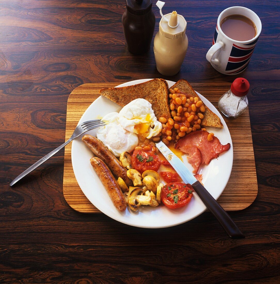 Englisches Frühstück mit Würstchen, Baked Beans und Spiegelei