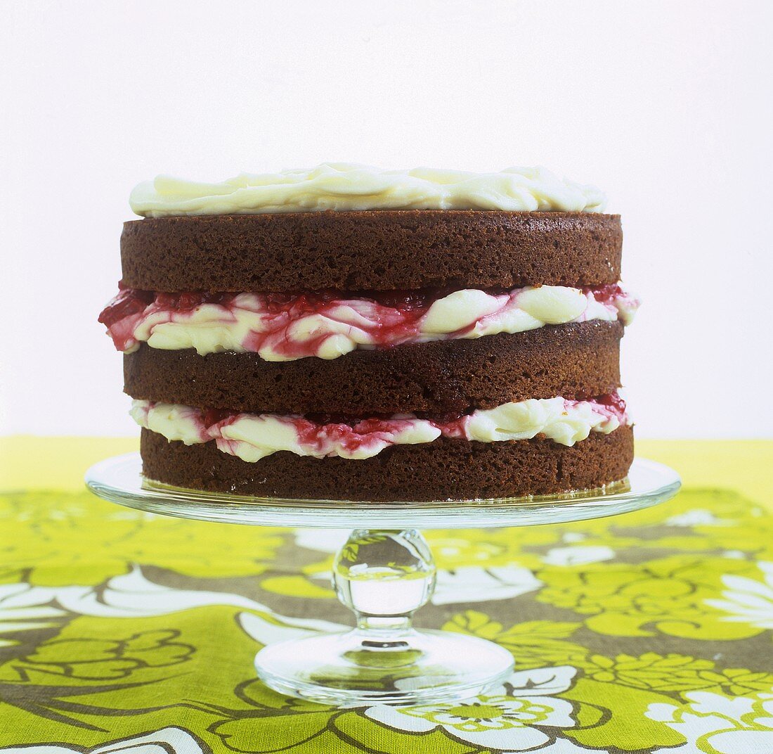 Sponge cake with mascarpone and raspberry filling