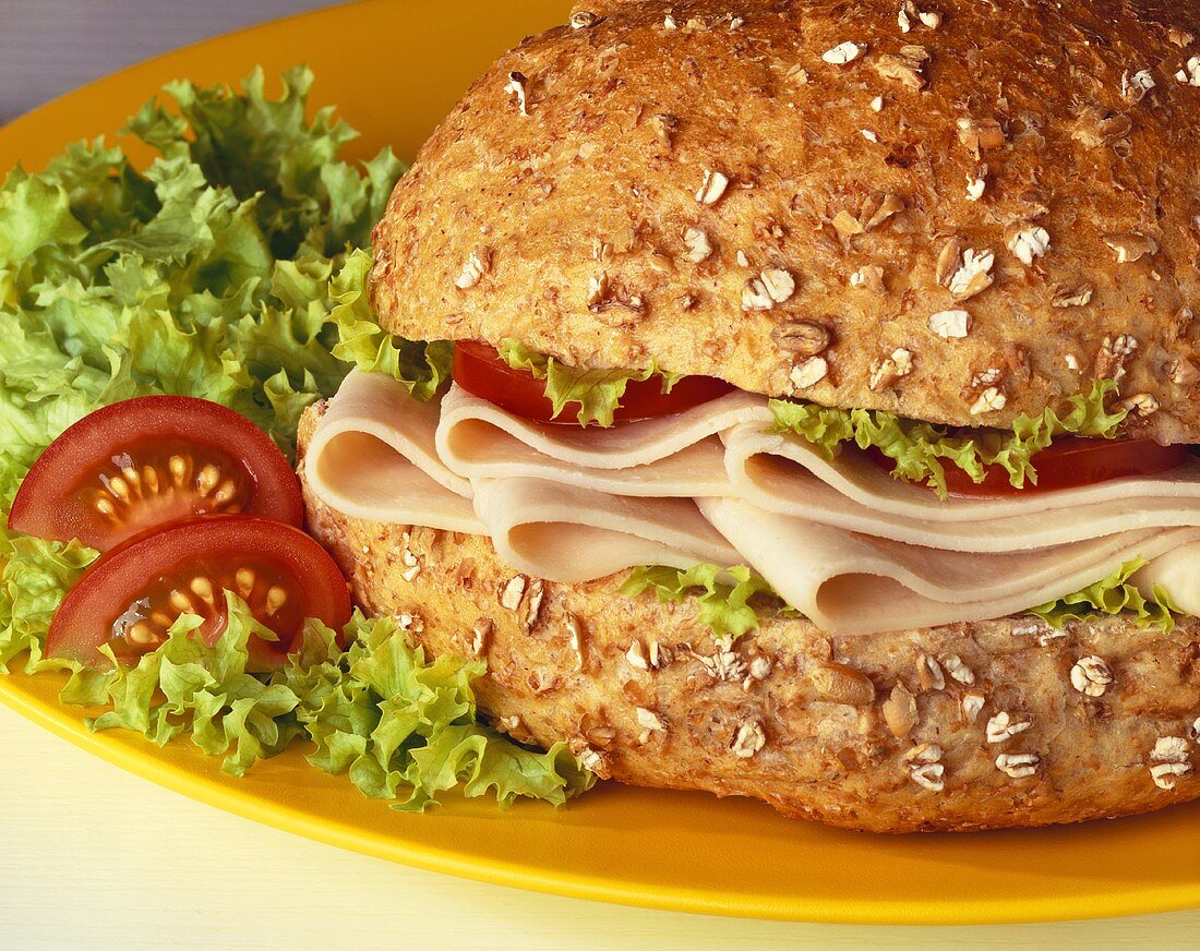 Sliced chicken breast in wholemeal roll
