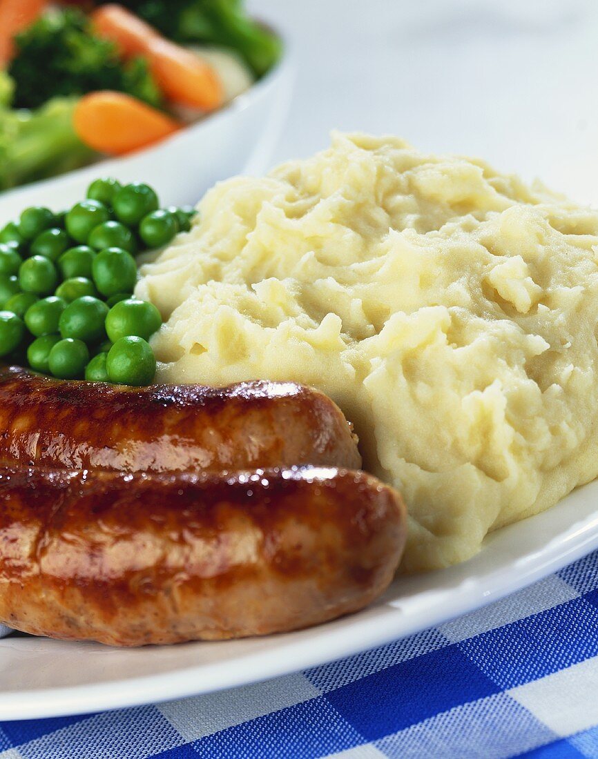 Bratwurst mit Kartoffelbrei und Erbsen