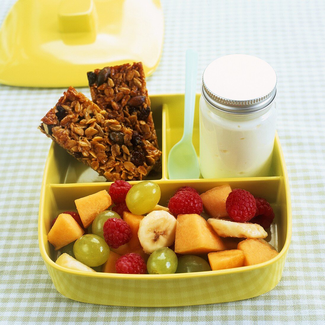 Frühstücksbox mit Müsliriegeln, Joghurt und Obstsalat