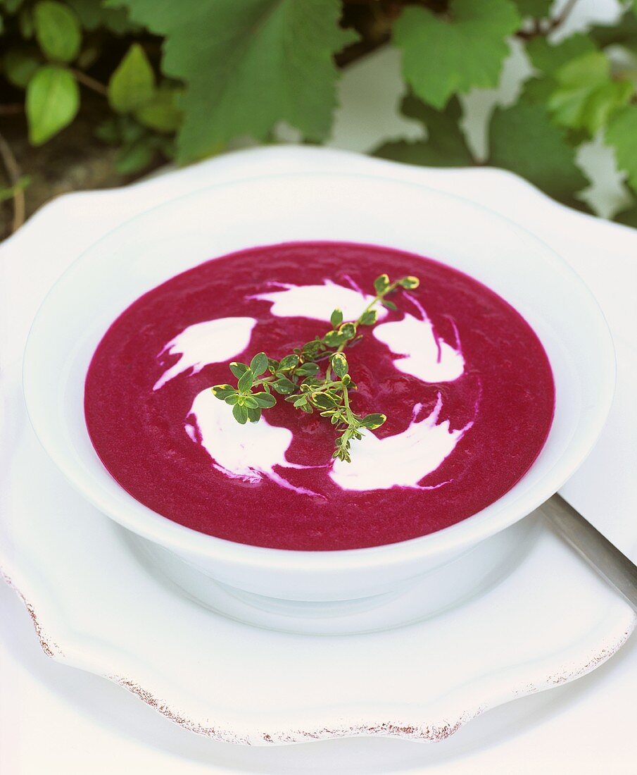 Rote-Bete-Suppe mit Creme fraiche