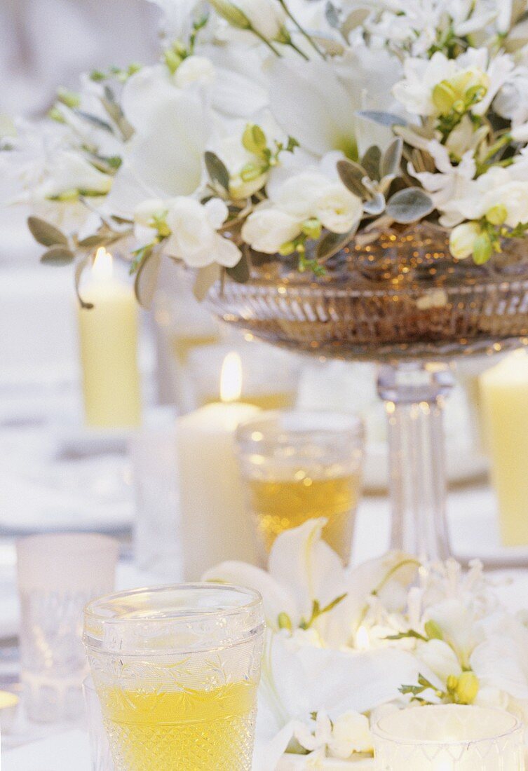 Festlich gedeckter Tisch mit weißem Blumengesteck & Kerzen