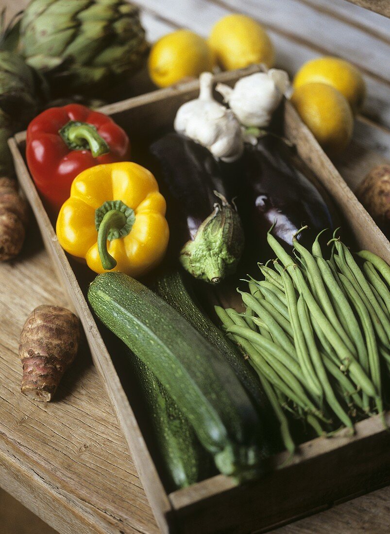 Kiste mit verschiedenem Gemüse