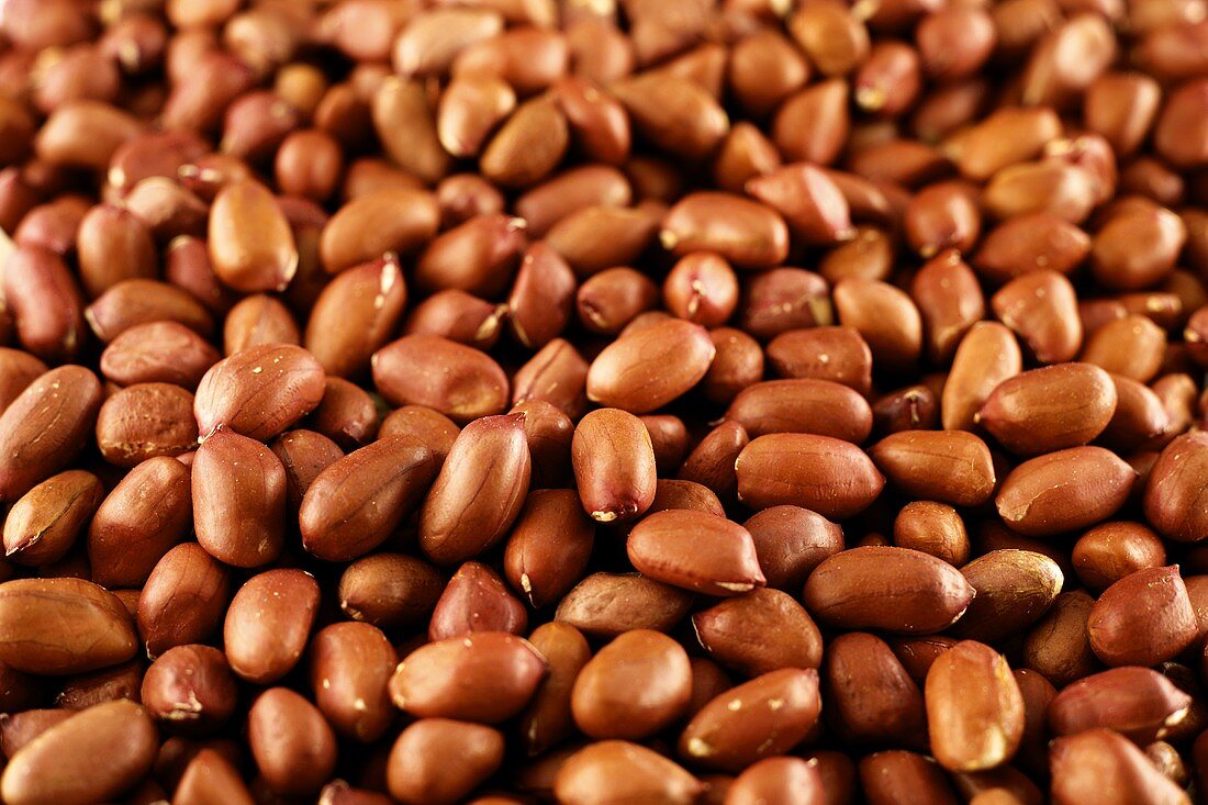 Viele Erdnüsse mit der feinen, rotbraunen Samenhaut