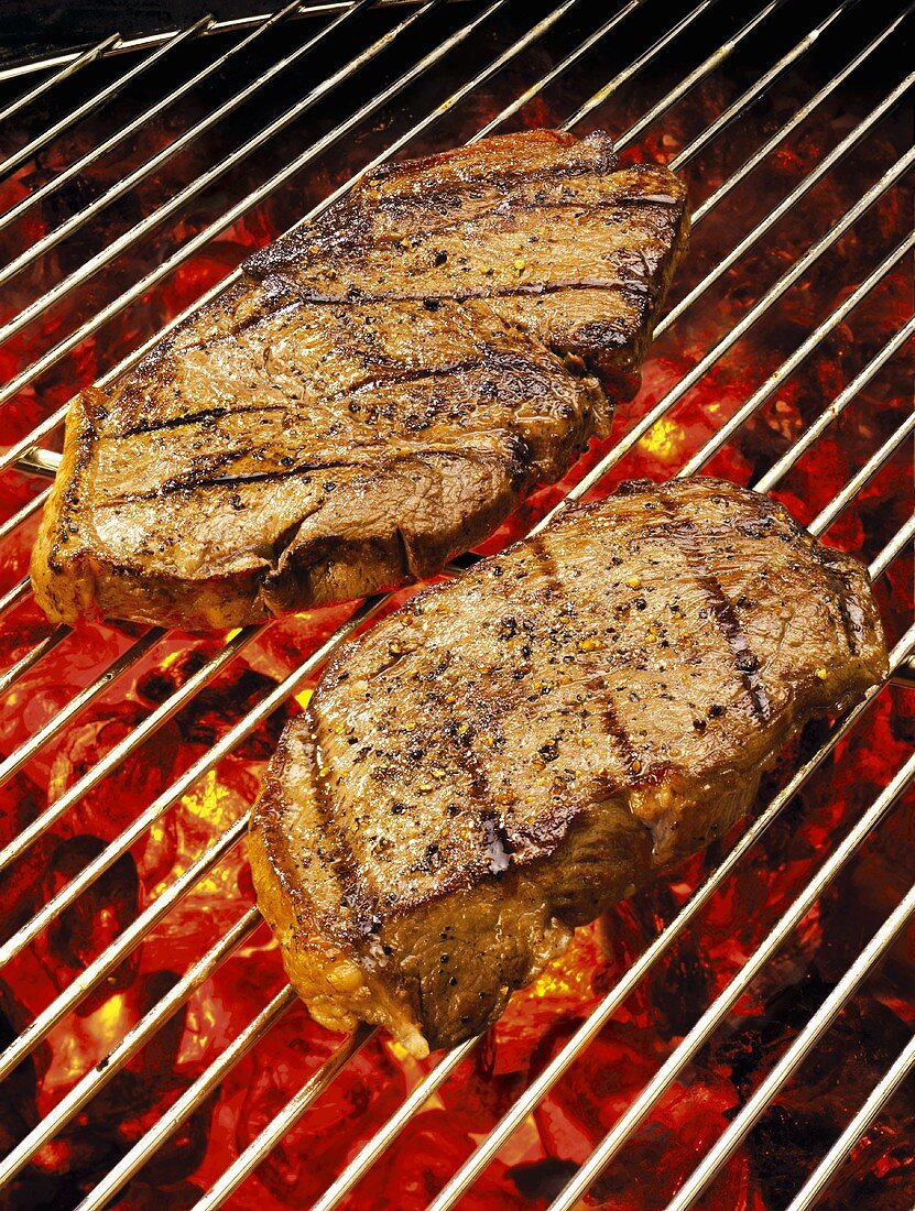 Zwei Steaks auf dem Grill