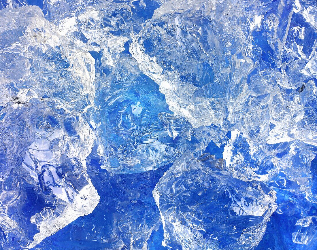 Zerstossenes Eis auf blauem Untergrund