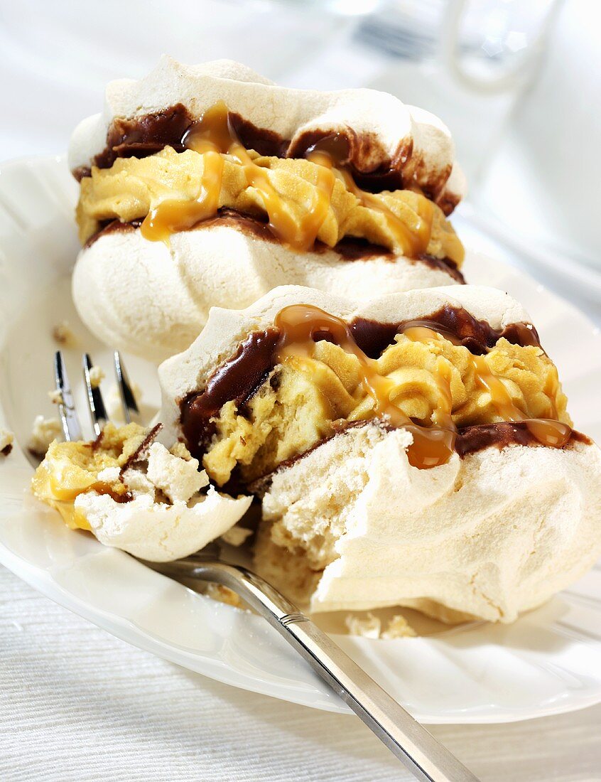 Toffee Meringue (Baiser-Zungen mit Toffeecreme)