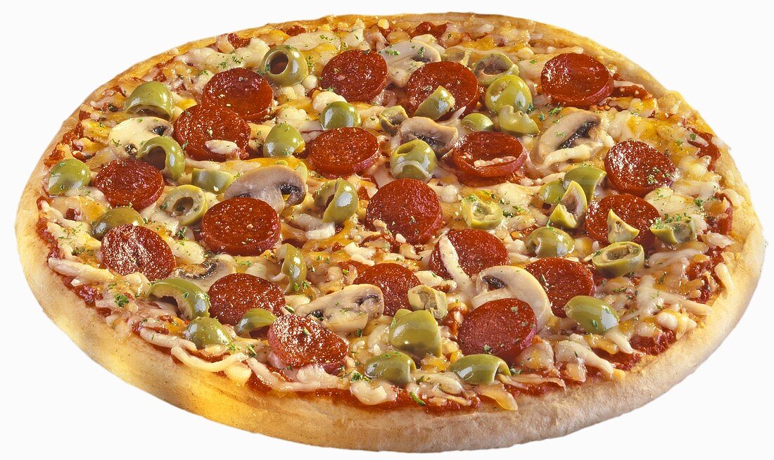 Pizza mit Pepperoni, Oliven, Pilzen und Käse
