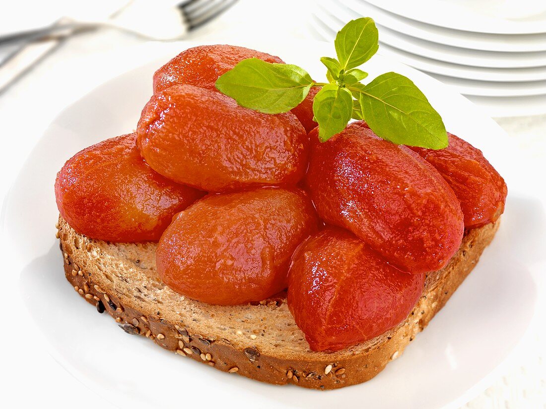 Schneller Snack: Geschälte Tomaten auf Vollkorntoast