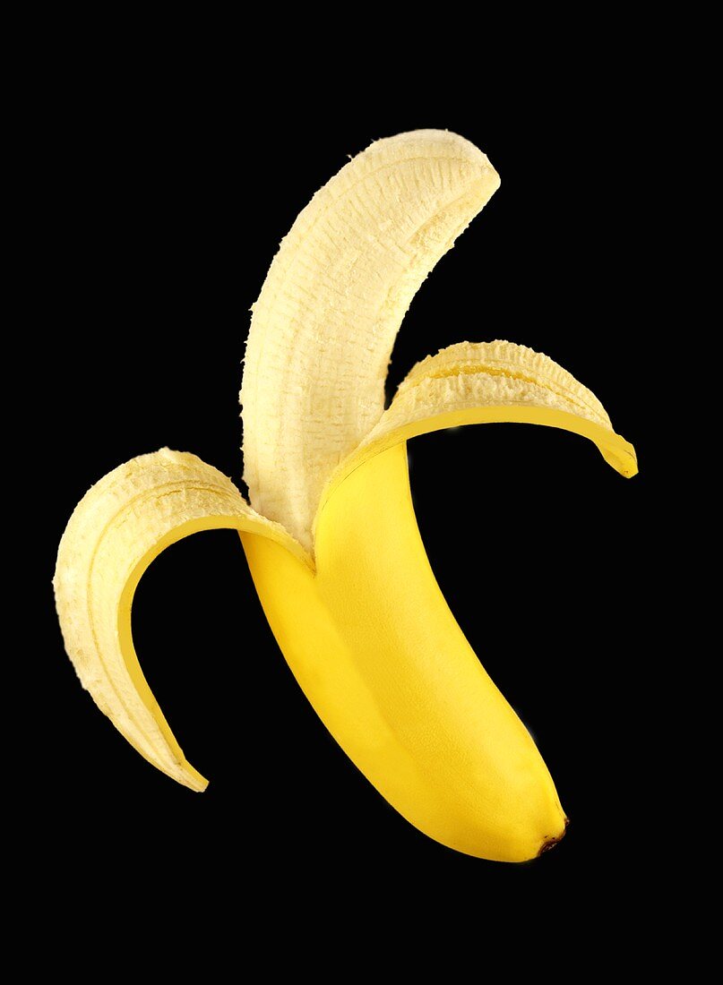 Halb geschälte Banane vor schwarzem Hintergrund