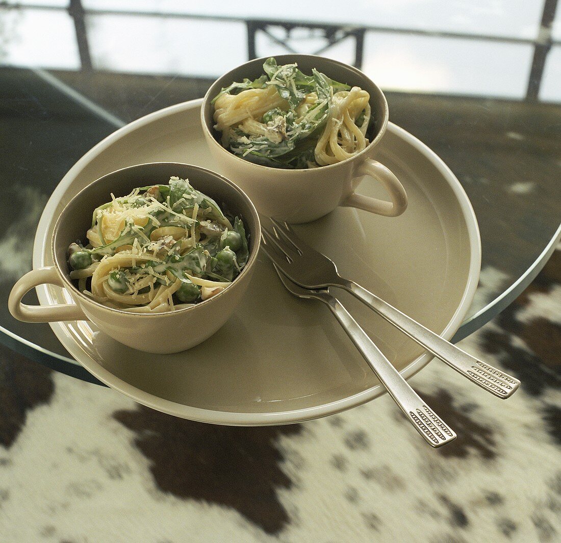 Linguine with peas and rocket (photo with grainy effect)