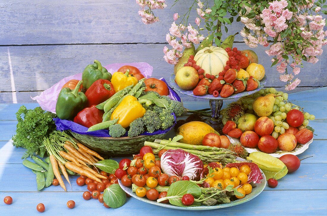 Stillleben mit frischem Gemüse & Obst in Schalen