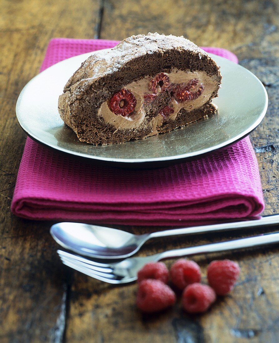 Chocolate and raspberry roulade (with few calories)