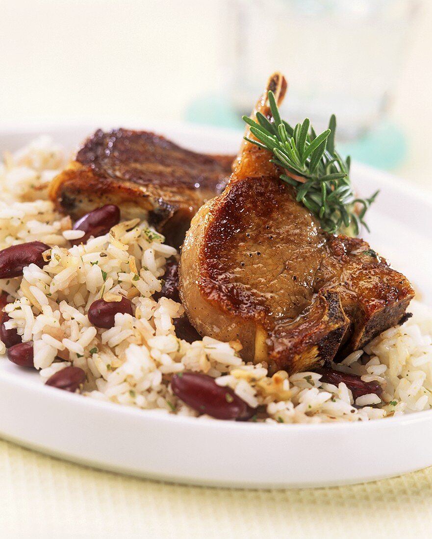 Lamb chops with rosemary and rice with beans