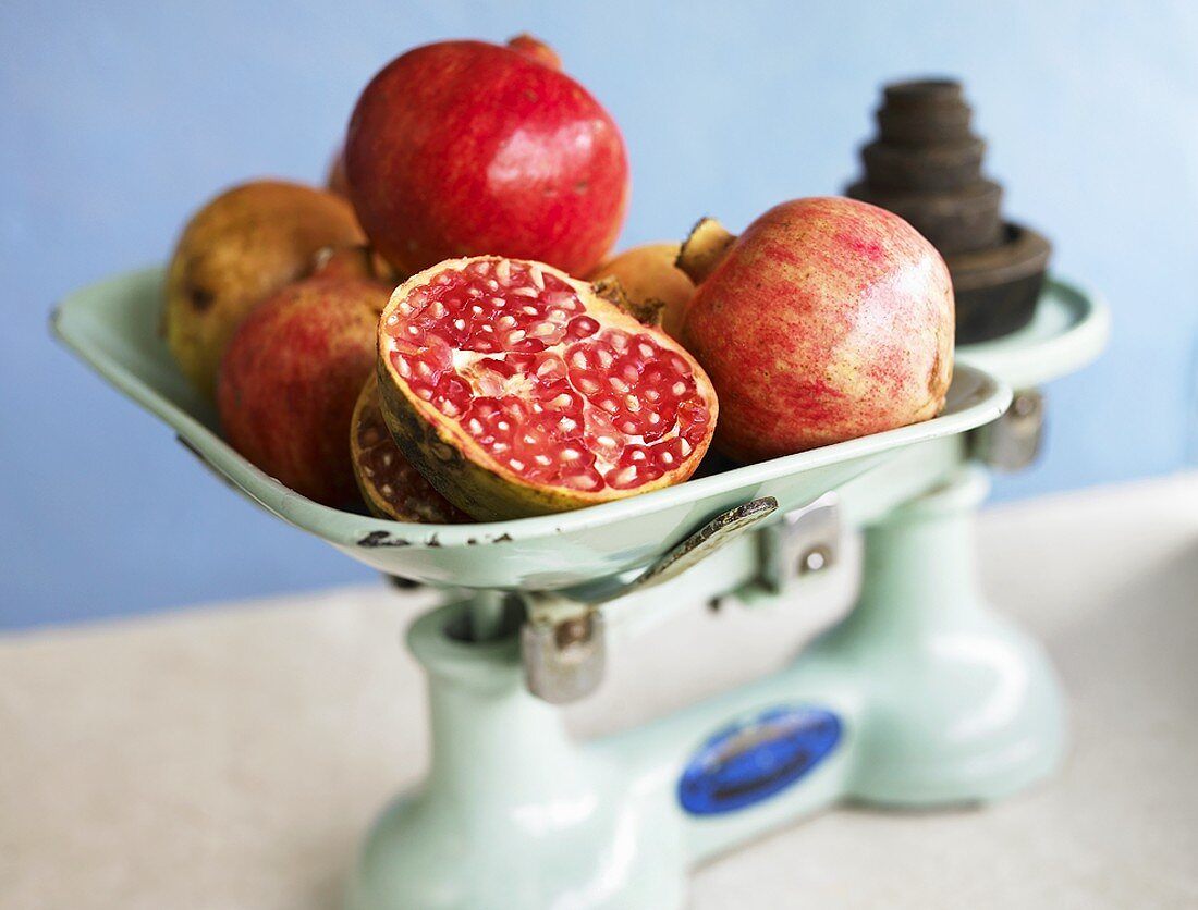 Küchenwaage mit Granatäpfeln