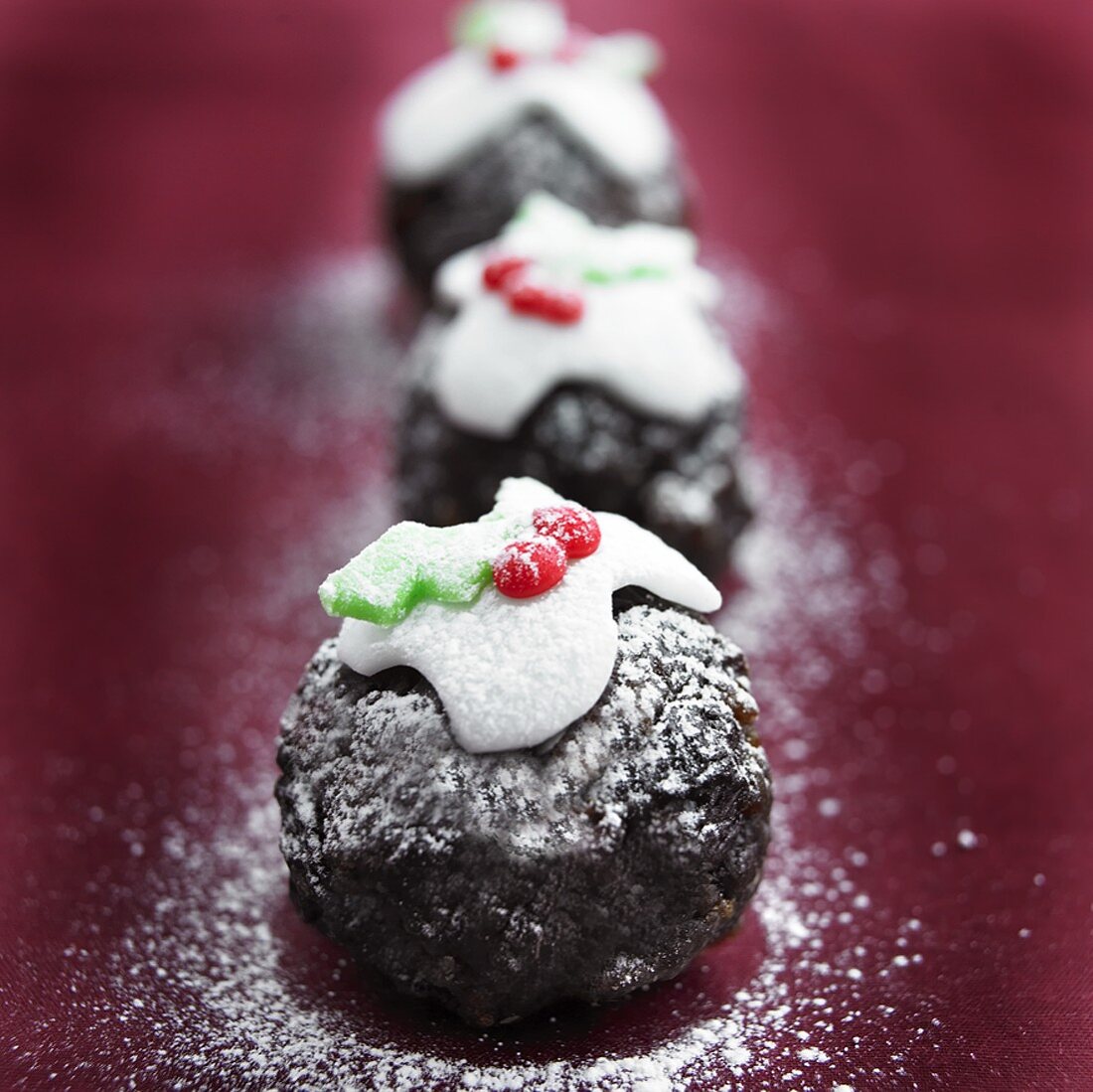 Drei verzierte Mini Christmas Puddings