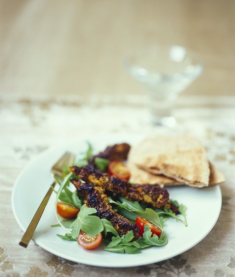 Kala murgi - Knusprige indische Hähnchensticks auf Salatbett