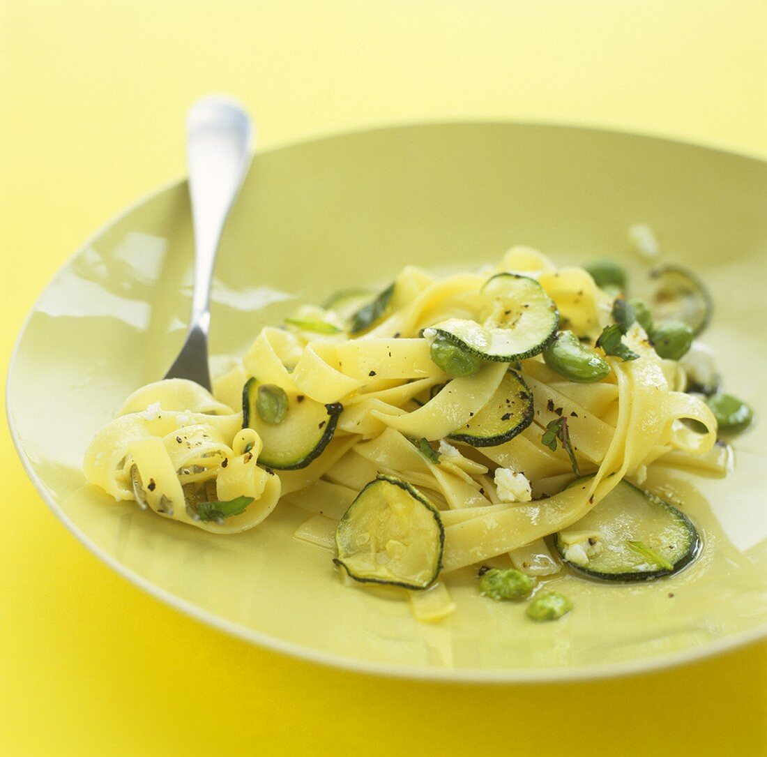 Tagliatelle mit Zucchini, Bohnen und Ziegenkäse