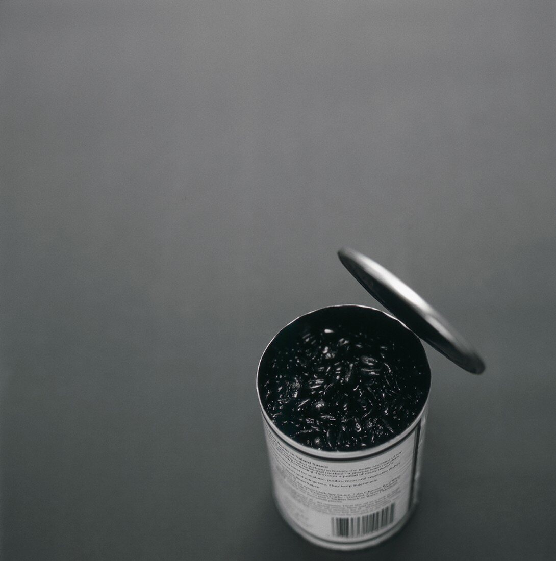 Black beans in a tin