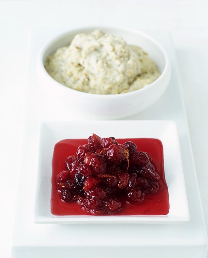 Cranberry-Orangen-Sauce und helle Brotsauce mit Knoblauch