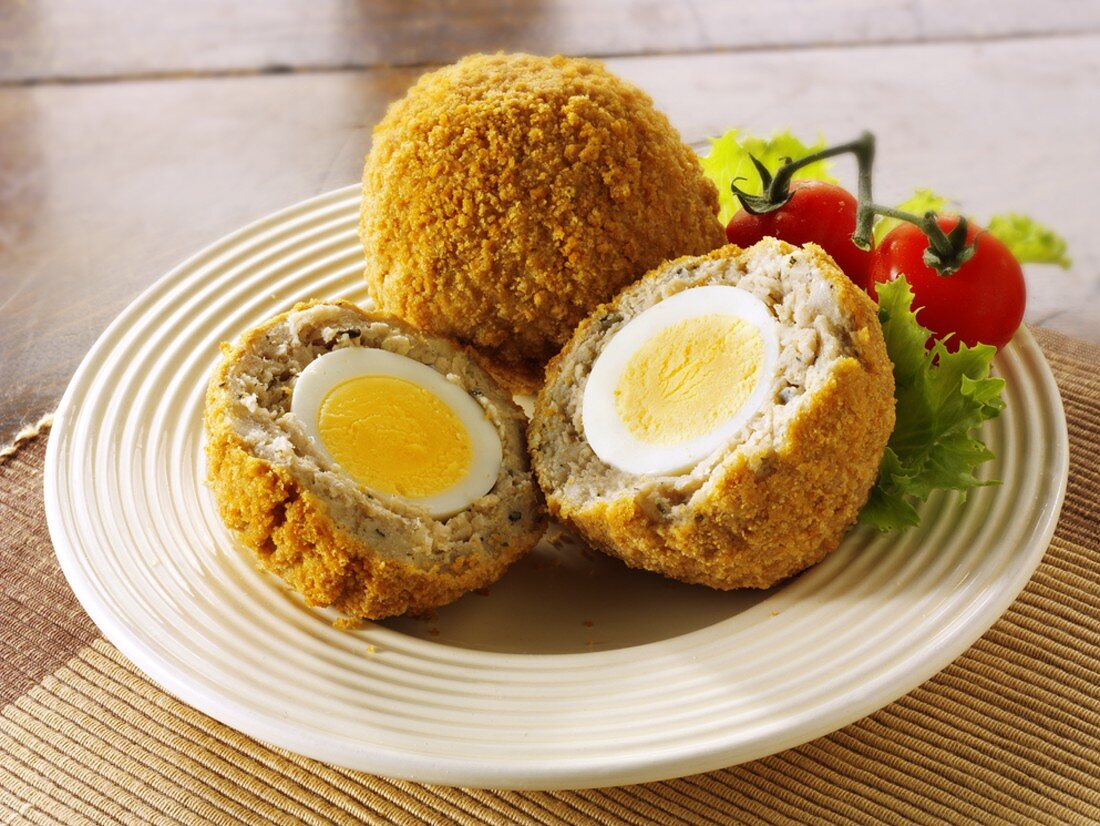 Scotch Eggs (Eier-Wurstbrät-Bällchen, England) mit Salat