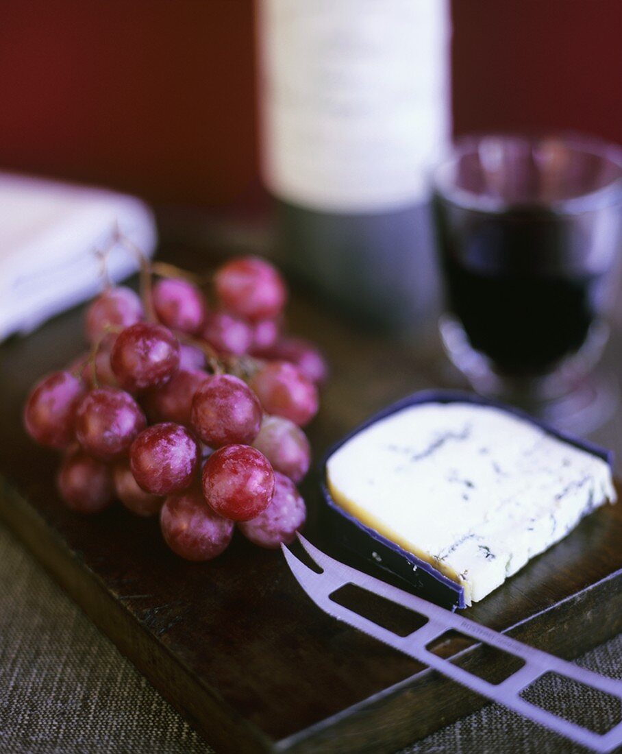 Englischer Blauschimmelkäse, rote Trauben und Rotwein