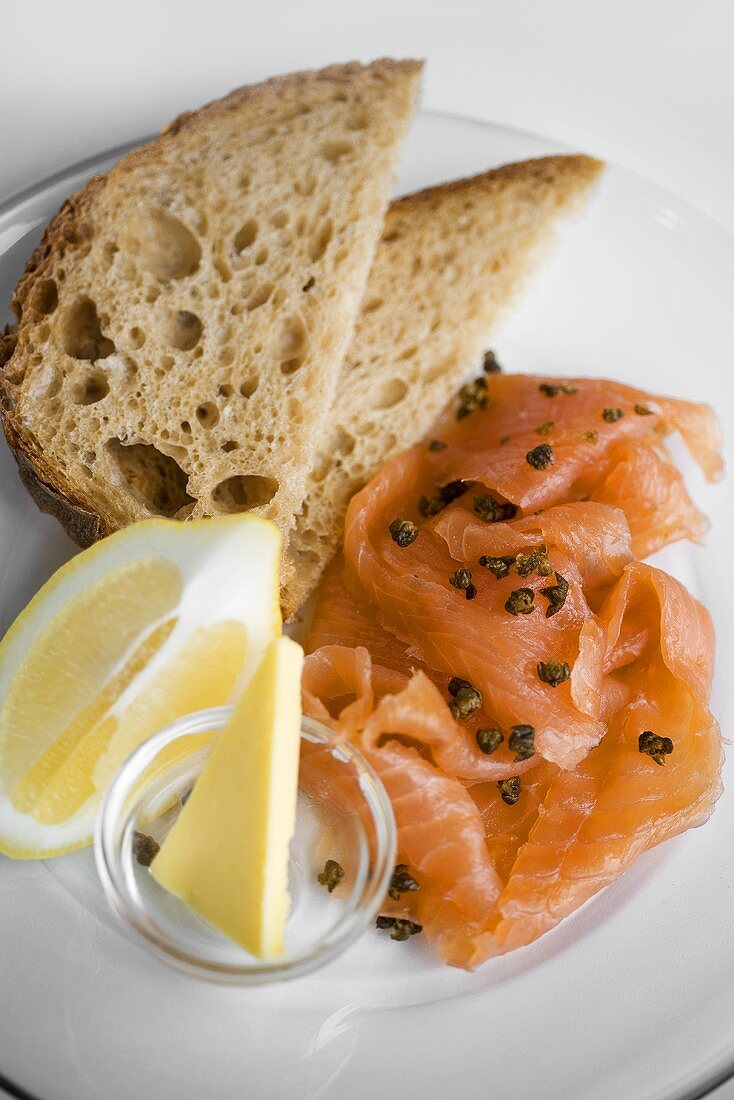 Smoked salmon with bread