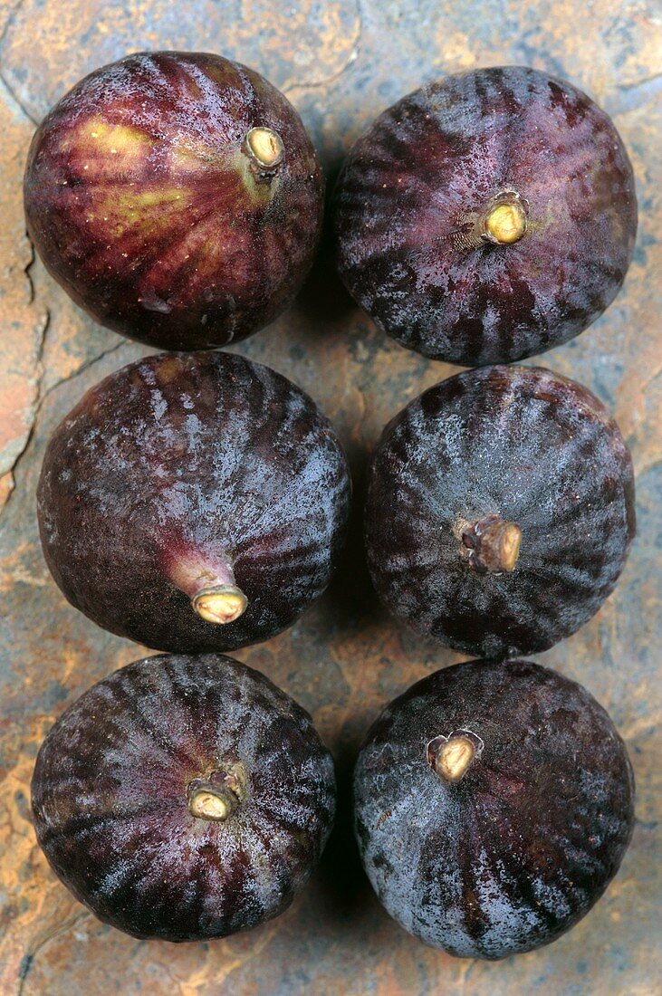 Six fresh figs