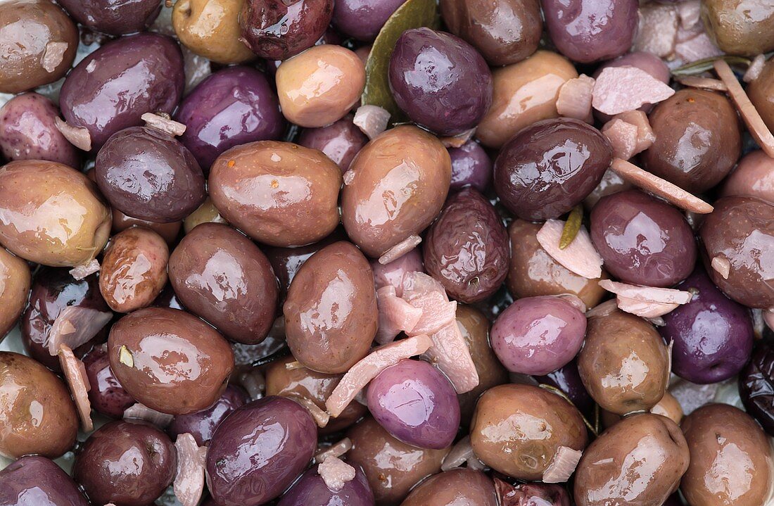 Eingelegte Oliven mit Knoblauch und Rosmarin (bildfüllend)