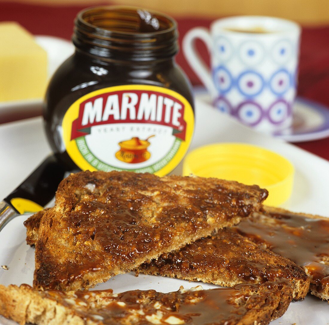 Marmite (englischer Brotaufstrich) auf Vollkorntoast