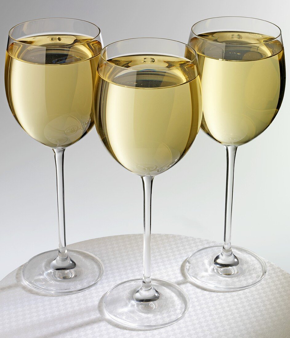 Weißwein in drei Gläsern