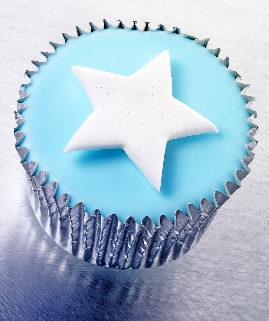 Cupcake mit blauer Glasur und Sternchen