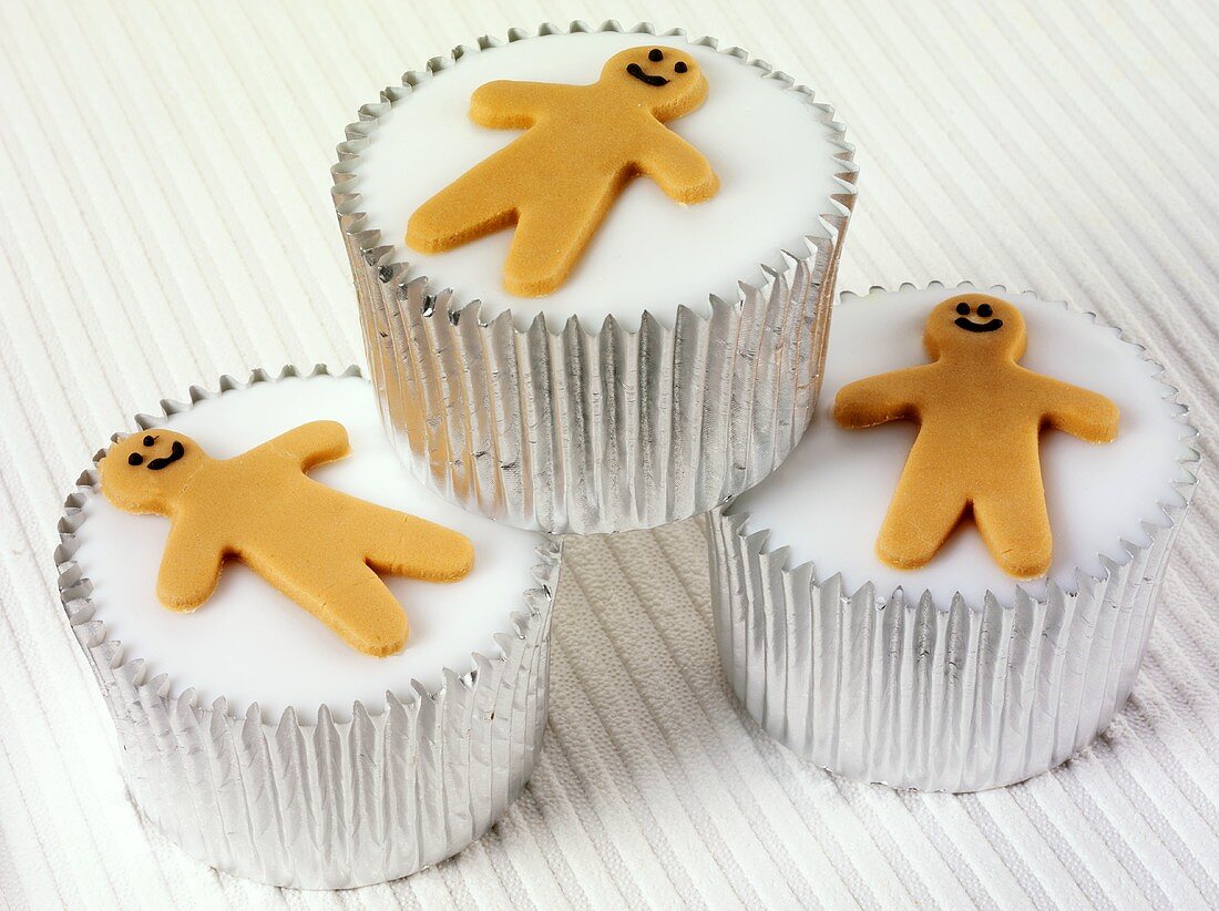 Cupcakes with white icing and gingerbread men