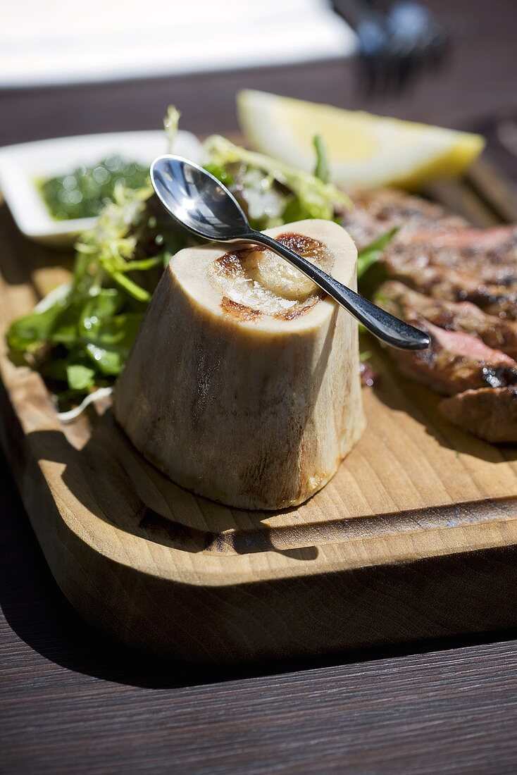 Gebratenes Knochenmark, gegrilltes Sirloin Steak, Salsa Verde