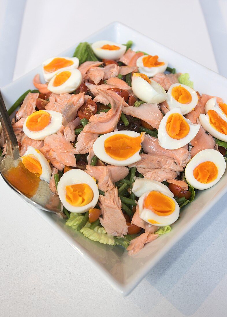 Salade niçoise with organic salmon