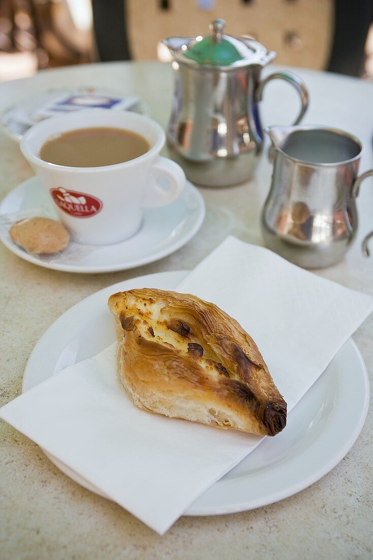 Pastizzi (Blätterteigtasche mit Ricottafüllung, Malta) & Tee