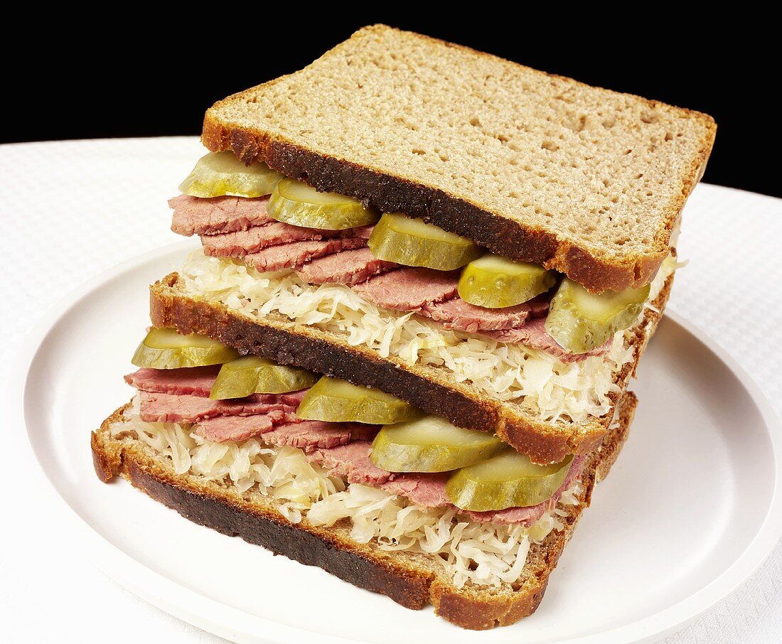 Sandwich mit Corned Beef, Sauerkraut und Essiggurke