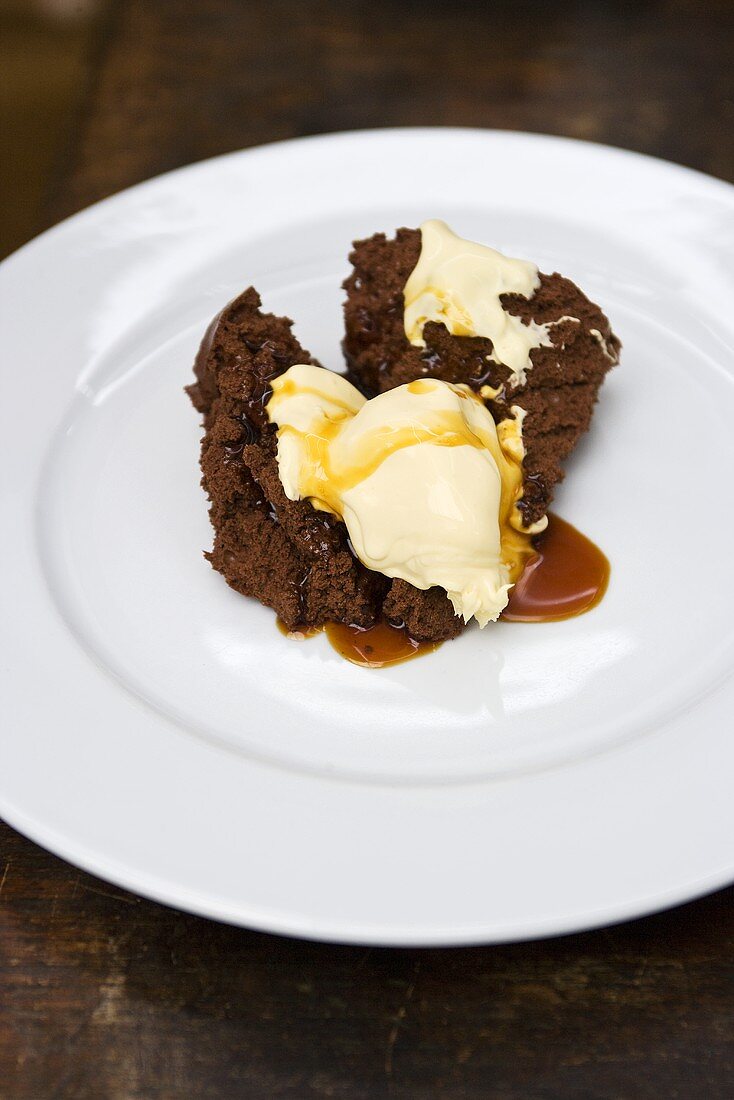 Schokoladenmousse mit Vanilleeis und Karamellsauce