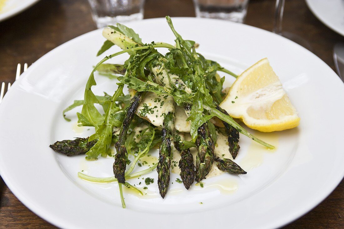 Grilled green asparagus with rocket and tuna dressing