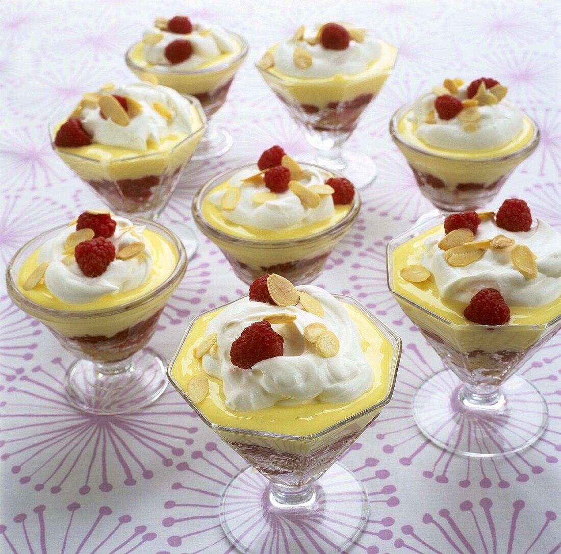 Sherry-Trifle mit Vanillecreme, Sahne und Himbeeren