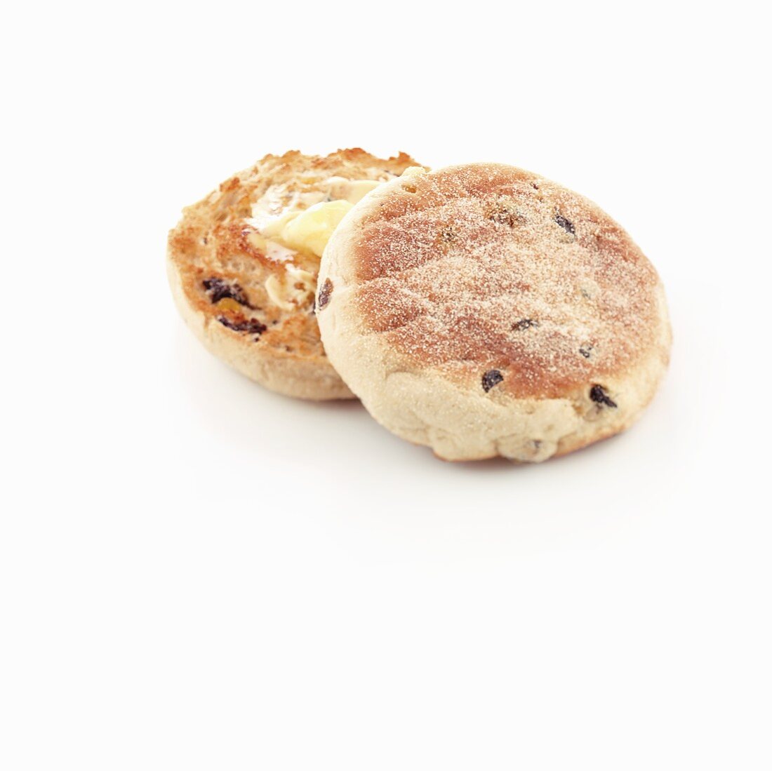 English Muffin mit Rosinen und Butter