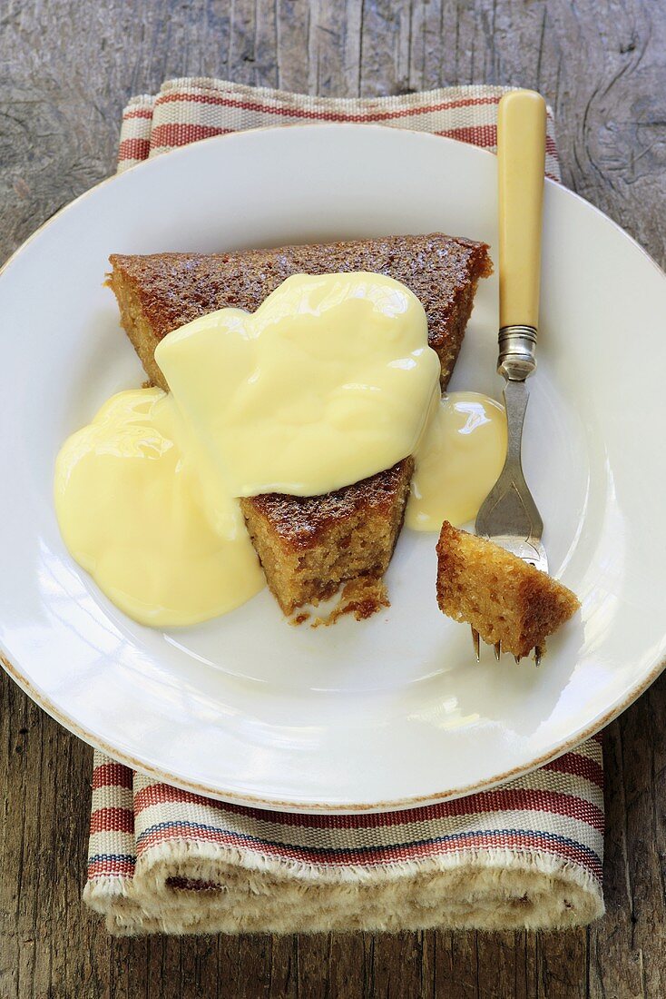 Malva Pudding mit Vanillesauce (Südafrikanisches Dessert)