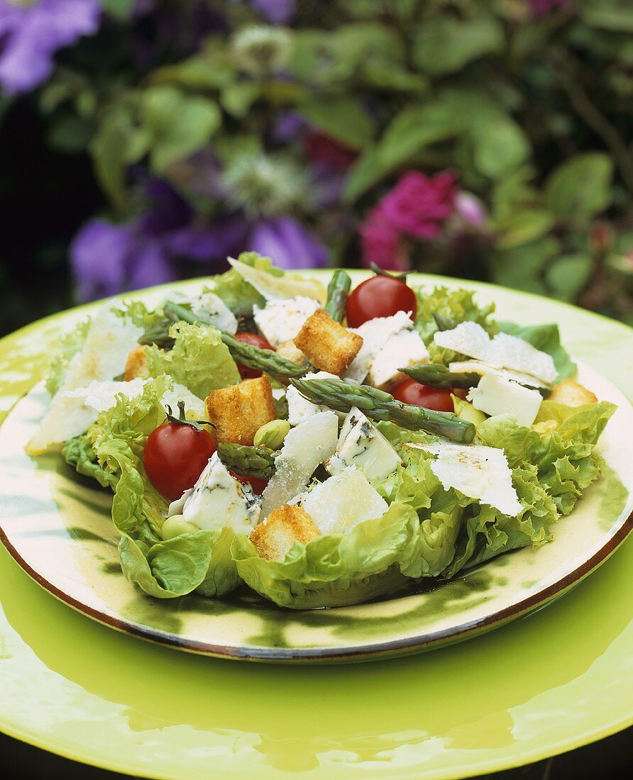 Sommersalat mit grünem Spargel, Käse und Croûtons